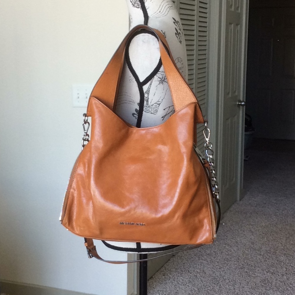 π Michael Kors Leather Purse π - Picture 1 of 8